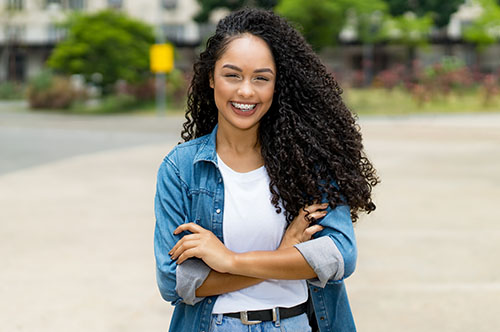 https://dobrydental.com/wp-content/uploads/2019/12/500x332_0007_Laughing-brazilian-young-adult-woman-with-retainer.jpg